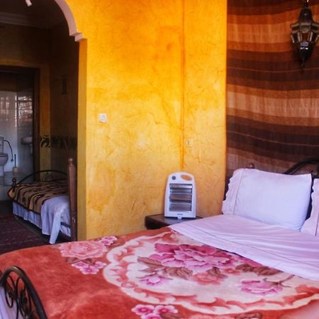 Auberge Et Hotel Les Amis タフロウト エクステリア 写真